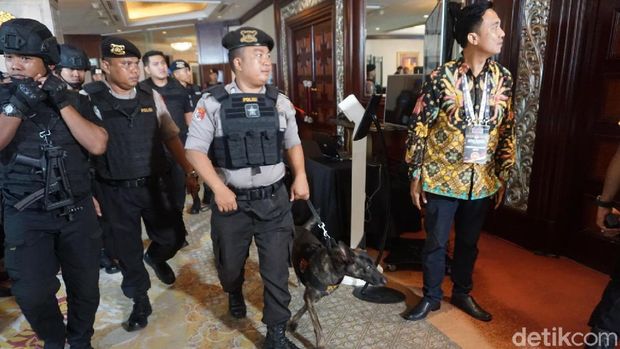  Personel gabungan Polri-TNI mulai mensterilkan lokasi debat keempat Pilpres 2019.