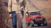 Gaya Zoel di Bromo. Dia pun menuliskan caption, Ini sih berasa di South Africa ya.. ga kayak di Bromo (Instagram/zoelnaghi)