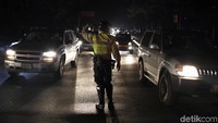 Petugas polisi mengatur lalu lintas di sepanjang jalan selama pemadaman di Caracas, Venezuela. REUTERS/Manaure Quintero