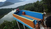Selain halaman belakang rumah di Kampung Fitu, lokasi lain yang tak kalah indah untuk melihat pemandangan Pulau Maitara dan Pulau Tidore adalah di lereng Kampung Fitu. Jaraknya satu kilometer dari lokasi melihat pemandangan pertama. Masyarakat setempat mengelola tanah lereng Kampung Fitu sebagai obyek wisata baru, sebagai anjungan foto dengan latar Pulau Maitara, Pulau Tidore, dan Danau Ngade. Karena berada di titik tinggi, latar pemandangan jadi kian menakjubkan. Setiap orang dipungut biaya Rp 10.000 untuk berpose di anjungan foto yang terbuat dari kayu tersebut.