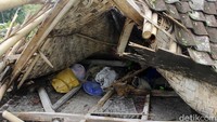 Janda tiga anak itu, kaget bukan main saat langit-langit rumahnya tiba-tiba turun dan tinggal sejengkal lagi mengenai kepalanya. Di luar ia mendengar suara gemuruh dan rekahan kayu patah.