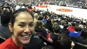 Perempuan yang punya senyum lepas ini pun dikenal suka menonton olahraga basket. (Foto: Twitter @ibjade)