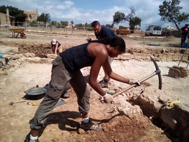 Aoki cukup aktif berkegiatan sosial. Ia memilih menghabiskan liburan musim panasnya di 2018 untuk menjadi voluntir di Athena. Di sana, Aoki membantu para pengungsi di pusat rehabilitasi yang dikelola organisasi non-profit The Unmentionables. Foto: Instagram/@aokileesimmons