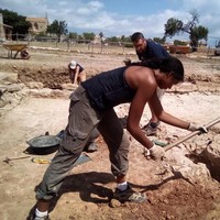 Aoki cukup aktif berkegiatan sosial. Ia memilih menghabiskan liburan musim panasnya di 2018 untuk menjadi voluntir di Athena. Di sana, Aoki membantu para pengungsi di pusat rehabilitasi yang dikelola organisasi non-profit The Unmentionables. Foto: Instagram/@aokileesimmons