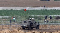 Dalam aksi tersebut, warga Palestina menuntut hak mereka untuk kembali ke kampung halaman mereka setelah pada tahun 1948 sekitar 700.000 warga Palestina diusir atau mengungsi akibat perang yang mendorong berdirinya negara Israel. Amir Cohen/Reuters.
