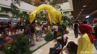 Nah, seperti inilah penampakan Jerapah yang berada di tengah mal. Seru juga yah bisa untuk spot foto selfie pengunjung lho.