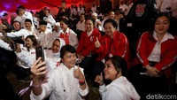 Beginilah suasana di lokasi debat saat jeda dibeberapa putaran. Para pendukung 01 berebut selfie dengan ibu negara Iriana Jokowi dan Ketum PDIP Megawati Soekarno Putri.