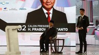 Prabowo nampak mendengarkan pemaparan Jokowi dalam debat keempat Pilpres 2019.