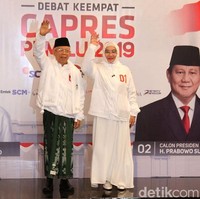 Maruf tiba terlebih dahulu bersama istrinya, Wury Estu Handayani. Keduanya kompak dalam balutan busana bernuansa serba putih. Foto: Rifkianto Nugroho