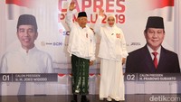 Maruf Amin bersama sang istri, melambaikan tangan saat tiba di Hotel Shangri-La, Jakarta.