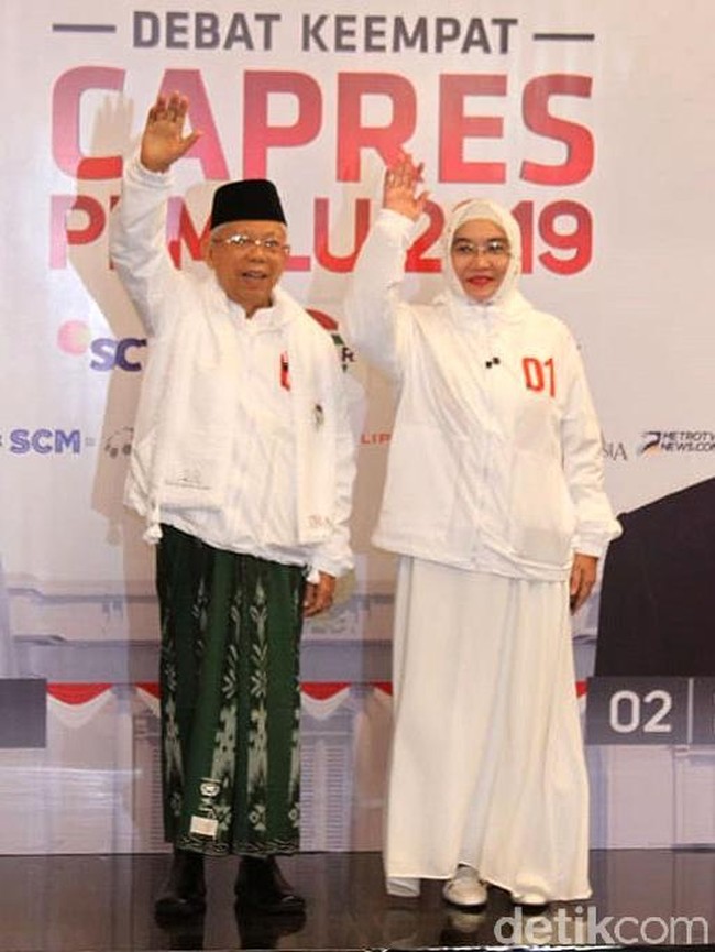 Maruf tiba terlebih dahulu bersama istrinya, Wury Estu Handayani. Keduanya kompak dalam balutan busana bernuansa serba putih. Foto: Rifkianto Nugroho