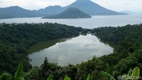 Anda pasti tak akan menyangka, tempat melihat pemandangan uang seribu rupiah tersebut adalah halaman rumah orang. Nggak percaya?