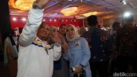 Ada pula sejumlah pendukung yang berfoto bersama tak lupa dengan mengacungkan salam dua jari.