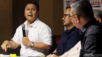 Wakil Ketua BPN Mardani Ali Sera bersama dengan Pengamat Diplomasi & Pertahanan Aditya Batara Gunawan, Anggota Tim Influencer TKN Jokowi-Maruf, Roosdinal Salim dan Moderator Margi Syarif hadir dalam diskusi polemik jelang debat ke IV di Jakarta, Sabtu (30/3/2019).