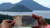 Lokasi untuk melihat pemandangan yang diabadikan menjadi lukisan di lembaran uang Rp 1.000 ada di Desa Fitu Ternate, Maluku Utara. Seperti ini nih keindahannya. (Agung Pambudhy)