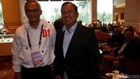 Aria Bima berfoto bersama Priyo Budi Santoso saat bertemu di Hotel Shangri-La, Jakarta, untuk menghadiri jalannya debat keempat Pilpres 2019.