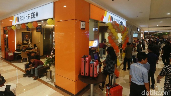 Para nasabah melakukan akivitas perbankan di Kantor Kas Bank Mega TSM, Denpasar, Bali, Jumat (29/3/2019). Bank Mega membuka layanan perbankan di Trans Studio Mall (TSM) Denpasar untuk mendekatkan pelayanan kepada nasabah yang berada di pusat perbelanjaan yang baru dibuka kemarin itu.