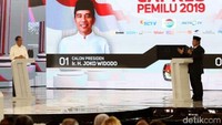 Suasana hangat ditunjukkan capres petahana Joko Widodo (Jokowi) dan capres Prabowo Subianto usai menutup sesi debat capres.