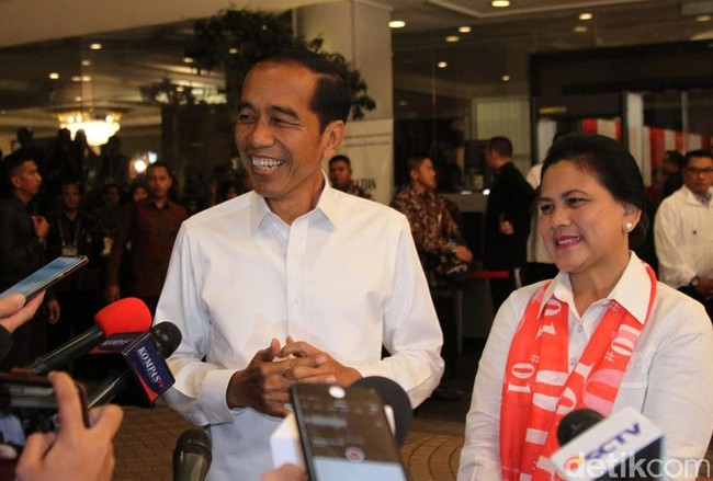 Ada yang istimewa pada penampilan Iriana di Debat Pilpres keempat. Jika sebelumnya, ibu tiga anak itu memakai scarf bermotif, kali ini dia mengenakan syal yang menyatakan dukungannya pada sang suami. Iriana memberi sentuhan berbeda pada penampilannya dengan menambahkan sehelai syal merah bertuliskan 01 yang diselipkan di bawah kerah kemejanya.  Foto: Rifkianto Nugroho