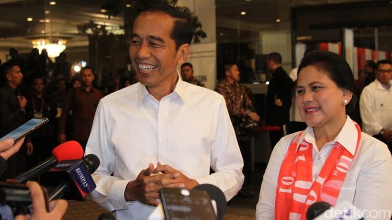 Romantis, Momen Sepayung Berdua Jokowi dan Iriana