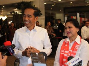 Romantis, Momen Sepayung Berdua Jokowi dan Iriana
