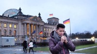 Muka pengennya biasa aja tapi ga bisa nahan dinginnya Berlin itulah caption Zoel saat kedinginan di Berlin, Jerman (Instagram/zoelnaghi)