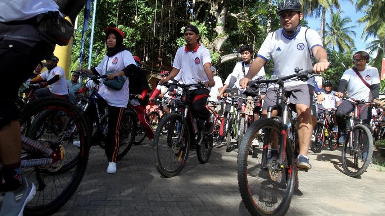 Suasana liburan naik sepeda di Anyer (Anyer Urban Festival) Suasana liburan naik sepeda di Anyer (Anyer Urban Festival)
