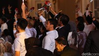 Sejumlah pendukung sambil meneriakan yel-yel turut memberikan dukungan saat Prabowo memaparkan visi dan misinya dalam debat keempat Pilpres 2019.