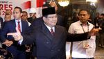 Hormat dan Salam Dua Jari Prabowo Saat Tiba di Arena Debat