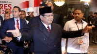 Saat berjalan menuju arena debat pun tak lupa capres nomer 02 ini pun berpose sambil mengacungkan dua jari.