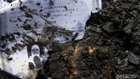 Belum diketahui penyebab terjadinya kebakaran. Informasi di lapangan, menurut Budi, kebakaran terjadi karena korsleting listrik.