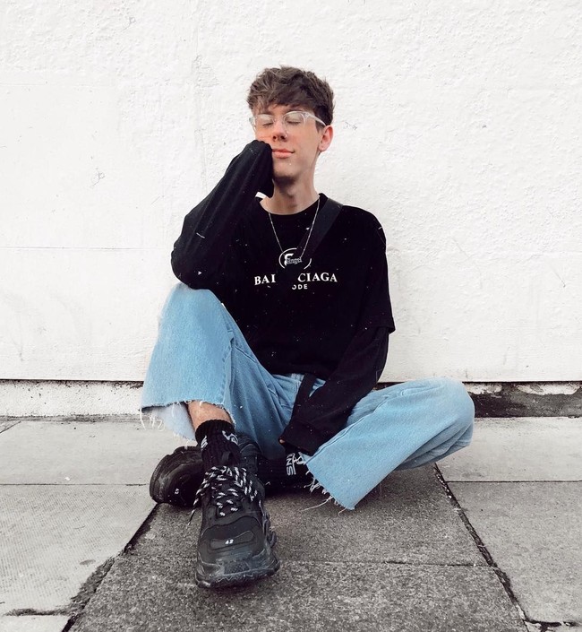 Tujuan Byron adalah untuk menyikapi fenomena sejumlah selebgram maupun netizen yang kerap kali memalsukan liburan mewah dan pamer produk high-end, padahal itu semua hanya editan foto. Tapi ada maksud lain juga di balik niatnya tersebut. Foto: Instagram/@tbhbyron