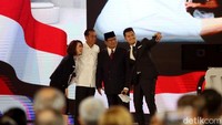 Debat keempat capres 2019 telah usai. Ada momen manis yang menutup debat tersebut, yaitu saat Jokowi dan Prabowo berfoto bersama dengan dua moderator debat, Retno Pinasti dan Zulfikar Naghi.