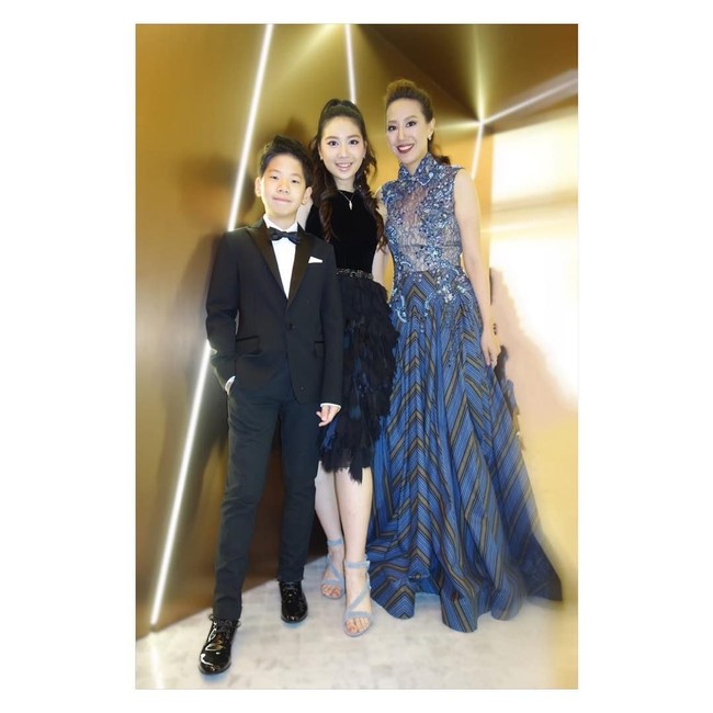 Cissy Wang menikah dengan Donnie Yen pada 2003 di Toronto, Kanada. Pasangan ini berbeda usia 18 tahun. Pernikahan mereka dikaruniai dua anak, Jasmine Yen dan James Yen. Foto: Instagram/@sweetcil