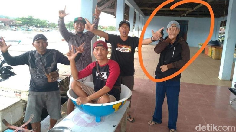 Honorer Dinas Kelautan Sukabumi Dipecat Gegara Pose Dua Jari Honorer Dinas Kelautan Sukabumi Dipecat Gegara Pose Dua Jari