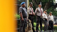 Sejumlah petugas keamanan berjaga di depan Hotel Shangri-La, Jakarta, jelang dilaksanakannya debat keempat Pilpres 2019 malam ini, Sabtu (30/3/2019).