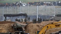 Militer Israel pun mengerahkan tank-tank militer ke dekat pagar yang memisahkan antara wilayah-wilayah pendudukan dan Jalur Gaza.