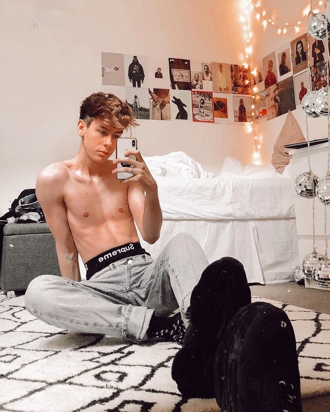 Berarti bertambah 10.000 orang yang memencet tombol like pada fotoku yang memakai barang desainer, hanya karena aku memakai barang rancangan desainer, katanya. Foto: Instagram/@tbhbyron