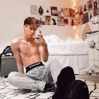 Berarti bertambah 10.000 orang yang memencet tombol like pada fotoku yang memakai barang desainer, hanya karena aku memakai barang rancangan desainer, katanya. Foto: Instagram/@tbhbyron