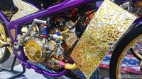 Secara keamanan ban cacing tidak lazim digunakan karena ukurannya yang tidak proporsional menjaga keseimbangan motor.  Foto: Rizki Pratama