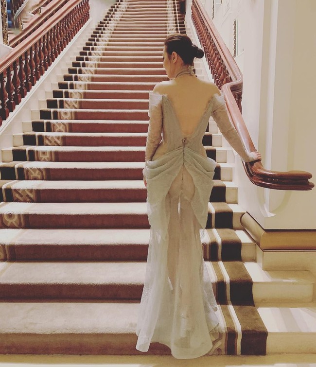 Malam ini kami mengalami diskriminasi oleh sebuah organisasi tingkat dunia. Memprioritaskan dan mendukung acara amal tapi balasannya, kami kaget dengan bagaimana kami diperlakukan, tulis Cissy di postingan foto Instagram-nya. Disebutkan bahwa ia tidak diperbolehkan masuk ke venue karena acara belum mulai dengan sikap yang tak sopan. Namun hal itu tidak terjadi pada tamu Hollywood dan artis Kpop. Foto: Instagram/@sweetcil