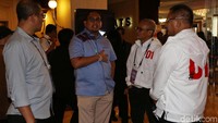 Andre Rosiade nampak berbincang santai dengan Aria Bima saat bertemu di Hotel Shangri-La, Jakarta, jelang debat keempat Pilpres 2019.