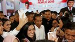 Usai Debat, Giliran Jokowi-Maruf jadi Sasaran Selfie
