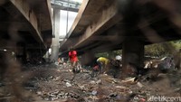 Warga berkumpul di kolong tol Jembatan Tiga-Pluit, Jakarta Utara, usai api menghanguskan 200 lapak yang berada di kawasan tersebut, Sabtu (30/3/2019).