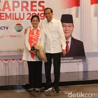 Debat Capres 2019 yang digelar di Shangri-La Hotel, Sabtu (30/3/2019) malam, kembali mempertemukan capres petahana Joko Widodo (Jokowi) dengan rivalnya Prabowo Subianto. Pasangan Jokowi dari nomor urut 1, Maruf Amin turut menghadiri debat keempat tersebut. Istri mereka pun ikut mendampingi. Foto: Rifkianto Nugroho