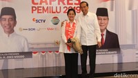 Capres nomor urut 01 Joko Widodo tiba di Hotel Shangri-La, Jakarta, Sabtu (30/3/2019). Datang bersama sang istri, Iriana Jokowi, capres petahana itu nampak merangkul mesra sang istri.