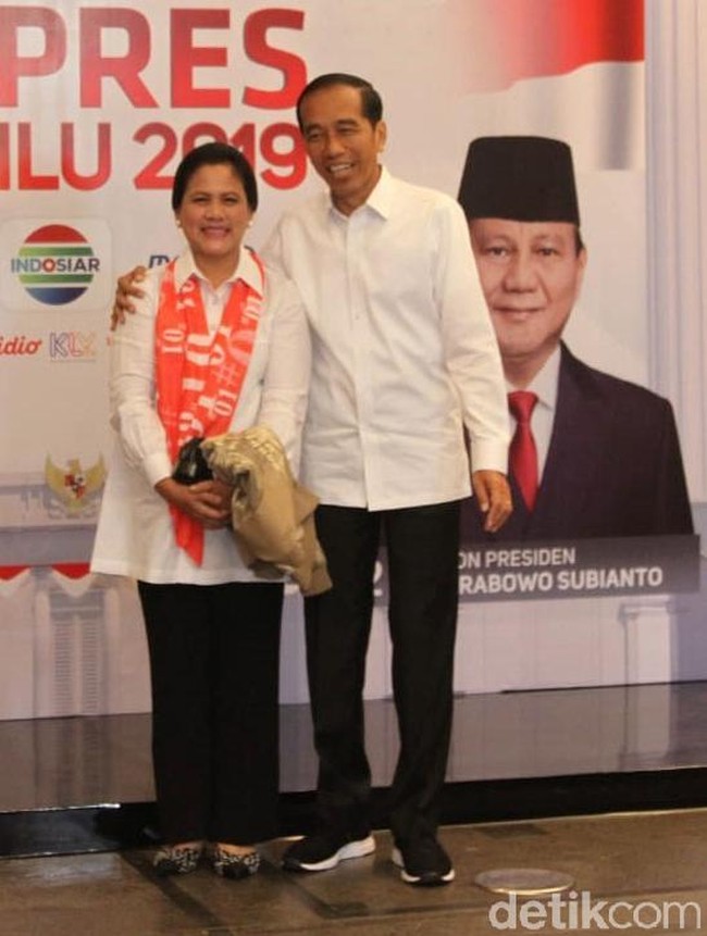 Debat Capres 2019 yang digelar di Shangri-La Hotel, Sabtu (30/3/2019) malam, kembali mempertemukan capres petahana Joko Widodo (Jokowi) dengan rivalnya Prabowo Subianto. Pasangan Jokowi dari nomor urut 1, Maruf Amin turut menghadiri debat keempat tersebut. Istri mereka pun ikut mendampingi. Foto: Rifkianto Nugroho