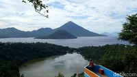 Lembaran kertas uang rupiah, selain menampilkan pahlawan nasional di bagian depan, konsisten menampilkan kekayaan alam dan budaya Indonesia. Pada bagian belakang uang lembaran seribu rupiah, terdapat pemandangan kontur alam Maluku. Tanah kelahiran Kapitan Pattimura pahlawan dari negeri rempah yang terlukis di bagian depan uang seribu.