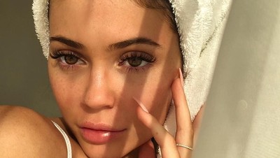 Foto: Wajah Polos Kylie Jenner saat Tak Pakai Makeup, Tetap Cantik