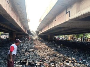Lapak di Kolong Tol Pluit Terbakar, Nenek Anna Mencari Besi Tersisa